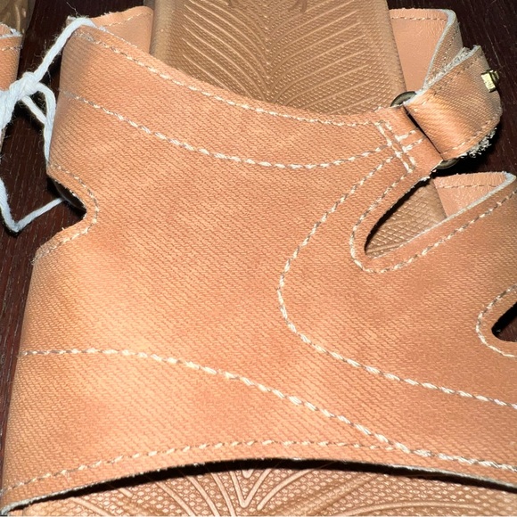 KuaiLu sandals! Like new! - Picture 5 of 10